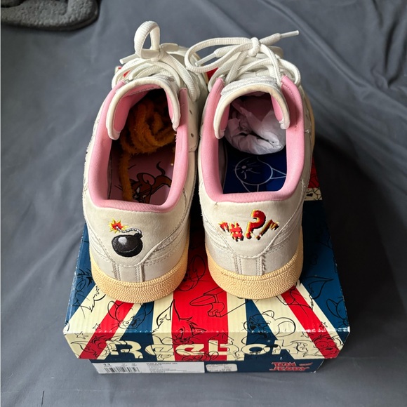 Tom and Jerry Reebok - Picture 3 of 5